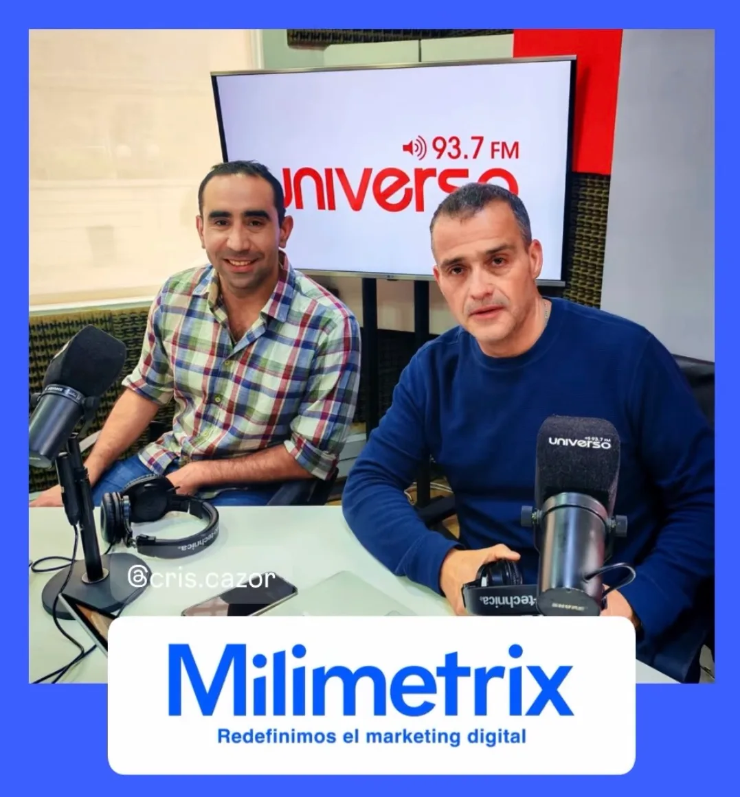 Cristóbal Cazor junto a Iván Núñez en el estudio de Radio Universo, frente a los micrófonos y una pantalla con el logo de Universo 93.7 FM